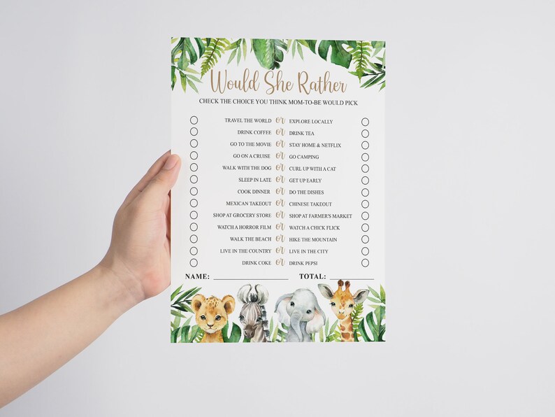 Op de afbeelding: Een printbaar "Would She Rather"-spel met een junglethema. Het spel bevat een lijst van 16 vragen met twee keuzes per vraag. De vragen gaan over voorkeuren, zoals reizen, eten en activiteiten. Het spel is versierd met jungledieren en bladeren.