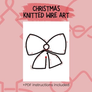 Puede incluir: Un diseño de lazo de alambre negro sobre un fondo blanco, con las palabras "CHRISTMAS KNITTED WIRE ART" en rojo. El fondo es rosa con un patrón decorativo. La imagen incluye el texto "+PDF instructions included".