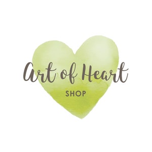 Op de afbeelding: Een groen aquarelhart met de tekst "Art of Heart Shop" in bruine letters.