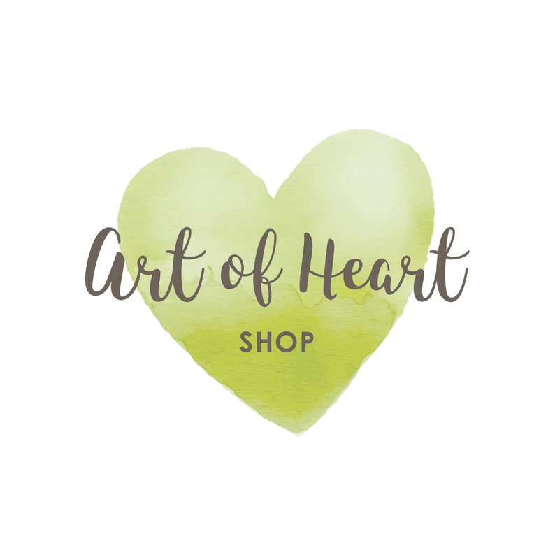 Op de afbeelding: Een groen aquarelhart met de tekst "Art of Heart Shop" in bruine letters.