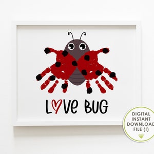 Op de afbeelding: Een ingelijste print met een lieveheersbeestje-ontwerp gemaakt van handafdrukken. Het lieveheersbeestje heeft een bruin lichaam, rode vleugels met zwarte stippen en zwarte antennes. De woorden "LOVE BUG" staan eronder in zwart en rood.