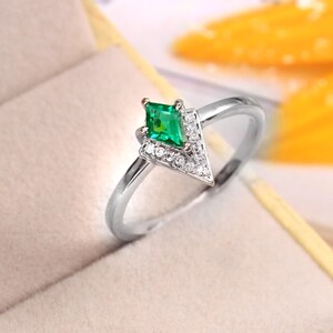 Emerald Ring for Valentines Day Kite shape Emerald Ring Emerald Promise Ring for her 14k Solid Gold Emerald Ring Trendy Gift for Girlfriend
