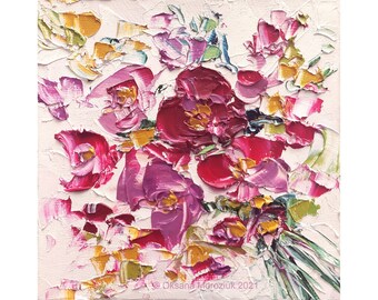Könnte beinhalten: Ein Gemälde eines Straußes aus rosa, roten und gelben Blumen vor weißem Hintergrund. Die Blumen sind in einem lockeren, impressionistischen Stil gemalt. Die Signatur der Künstlerin "Oksana Moroziuk 2021" ist in der rechten unteren Ecke zu sehen.