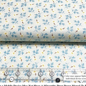 Pode incluir: Um close-up de um tecido azul claro com um padrão floral branco e azul. O tecido está dobrado ao meio e uma régua é colocada em cima do tecido. A régua é marcada com polegadas e os números 26, 25, 24, 23, 22, 21, 20 e 19 são visíveis. O texto "Viewing On a Mobile Device May Not Show A *Quantity Drop Down Menu* To Fix This... Place 1YD Into The Cart *Then Go Into The Cart* & Change Quantity To Amount Of Yards Needed." está impresso abaixo da régua.