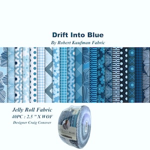 Pode incluir: Um conjunto de tecido em rolo Drift Into Blue da Robert Kaufman Fabric, com 40 peças de 6,35 cm por largura de tecido. A coleção inclui várias tiras de tecido estampadas em azul e branco com desenhos florais e geométricos.