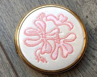 Puderniczka w kompakcie z haftowanymi kwiatami w stylu vintage – lusterko kosmetyczne z lat 50. XX wieku
