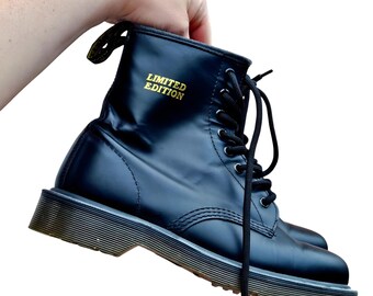 Festival Doc Martens Grez 1460 Backhand Tattoo Leather 8 Eye Boots
