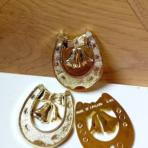 Vintage Wedding Cake Topper Set, Gold Lucky Horse Shoe Charms Made In England 1970s Cake Decoration, Retro Cake Design Gift x 3 Horse Shoes
