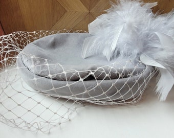 Original 1970'S Vintage gris claro terciopelo pastillero sombrero emplumado con malla tamaño M paloma gris 100% algodón madre de la novia sombrero boda