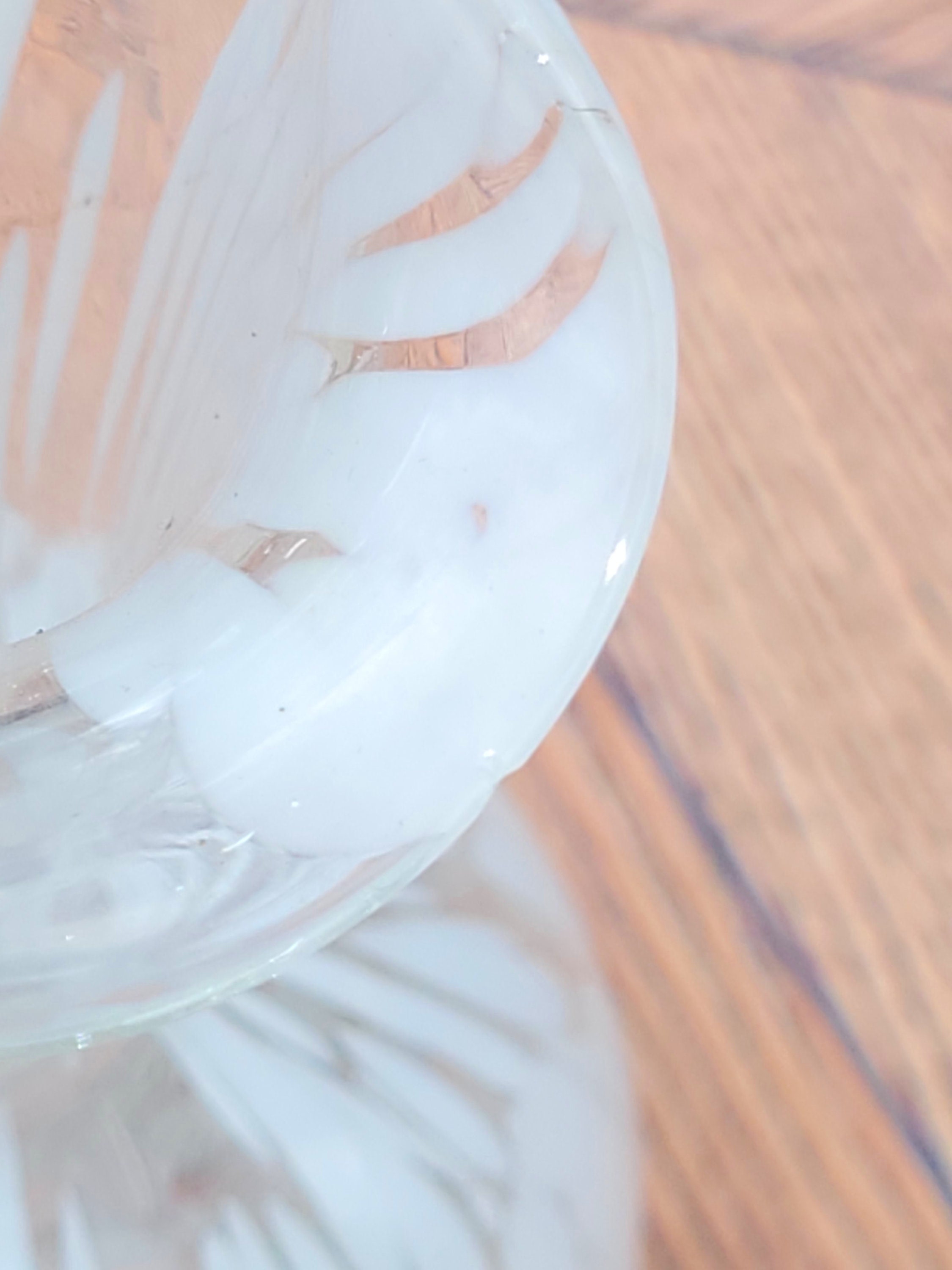 ヴィンテージの手吹きアートガラスのつぼみ花瓶：ホワイトスプラッター