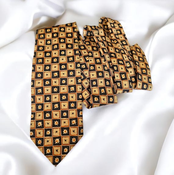 tie with star at the end