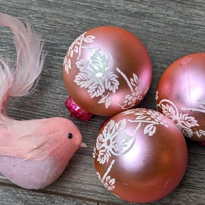 Vintage Weihnachtskugeln, 1950er Jahre rosa Weihnachtskugeln, Kunststoffornamente, rosa Blumenkugel, Weihnachtsdekoration, Filzvogel 26