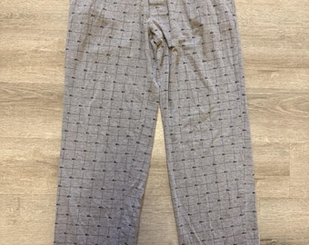 Pantalones deportivos Lacoste para hombre, talla pequeña, color gris, con estampado de cocodrilo.
