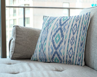 Funda de cojín ikat azul claro, almohada ikat azul claro, almohadas decorativas azul claro, almohada de sofá azul claro, almohada blanca azul claro