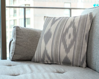 Funda de cojín ikat gris, almohada ikat gris, almohadas decorativas grises, almohada de sofá gris, almohadas decorativas grises, almohada blanca gris