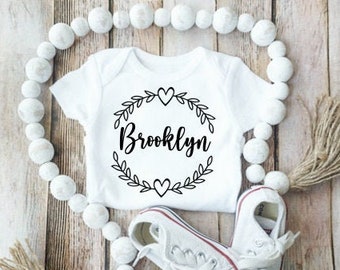 Nombre Wreath Onesie / Anuncio Onesie / Daddy's Girl / Mama's Boy /Coming Soon / Personalized Onesie / Coming Home Outfit