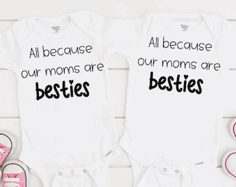 SET (2) de Bodys de Mejores Amigas / Todo porque nuestras mamás son mejores amigas / Bodys de Bebé Personalizados / Conjunto de Body / Anuncio de Embarazo / Bodys de Mejores Amigas