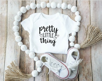 Pretty Little Thing / Cute Funny Onesie / Baby Shirt / Bebé recién nacido / Regalo de baby shower / Nueva mamá / Niña / Madre hija