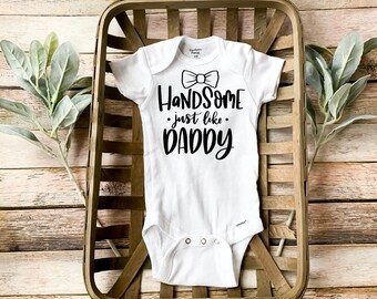 Guapo al igual que papá / Lindo Onesie / Camisa de bebé / Hijo / Bebé recién nacido / Regalo de baby shower / Nueva mamá / Padre Hijo / Bowtie Onesie
