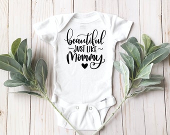 Hermosa al igual que mamá / Funny Onesie / Camisa de bebé / Bebé recién nacido / Regalo de baby shower / Nueva mamá / Madre hija / Niña