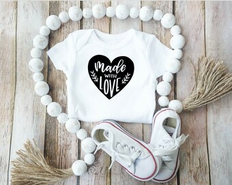 Hecho con Amor Onesie / Lindo Onesie / Camisa de bebé / Hija / Dichos cristianos / Bebé recién nacido / Regalo de baby shower / Amado / Corazones / Nueva mamá
