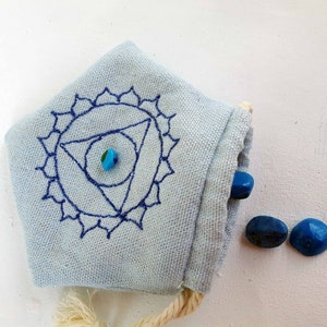 Throat Chakra Mojo Bag: Cotton drawstring bag with chakra embroidery and blue agate - Medicine Pouch - Crystal Pouch