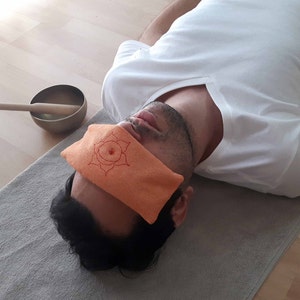 Máscara de meditación para ojos: Almohada para el chakra sacro, bordada con piedra preciosa de cornalina, con hierba a elegir y semillas de lino.