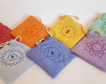 Chakra-balanceringsset, met symbolen, chakrastenen en kruiden, geborduurd