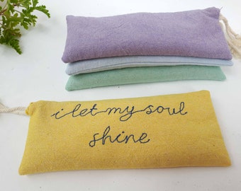 I Let My Soul Shine Weighted Eye Mask: contient herb de choix et graines de lin- Brodé et rechargeable