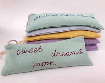 Lange afstand Mom Gift: Slaap masker met kruid van keuze en vlaszaden, met "Sweet Dreams Mom" borduurwerk