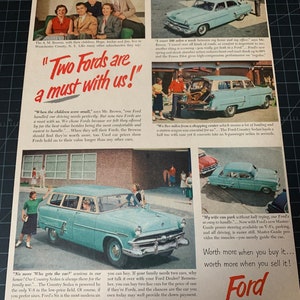 Puede incluir: Un anuncio vintage de coches Ford que muestra a una familia de cuatro con sus dos coches Ford. El texto dice "Dos Ford son una necesidad para nosotros!" y destaca el valor y la versatilidad de los vehículos Ford.