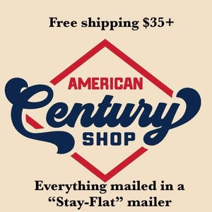Peut inclure: Logo de American Century Shop, avec une &eacute;criture en bleu marine et un cadre en losange rouge. Le texte "American Century Shop" est affich&eacute; sur un fond cr&egrave;me. Le texte "Everything mailed in a "Stay-Flat" mailer" est &eacute;galement visible.