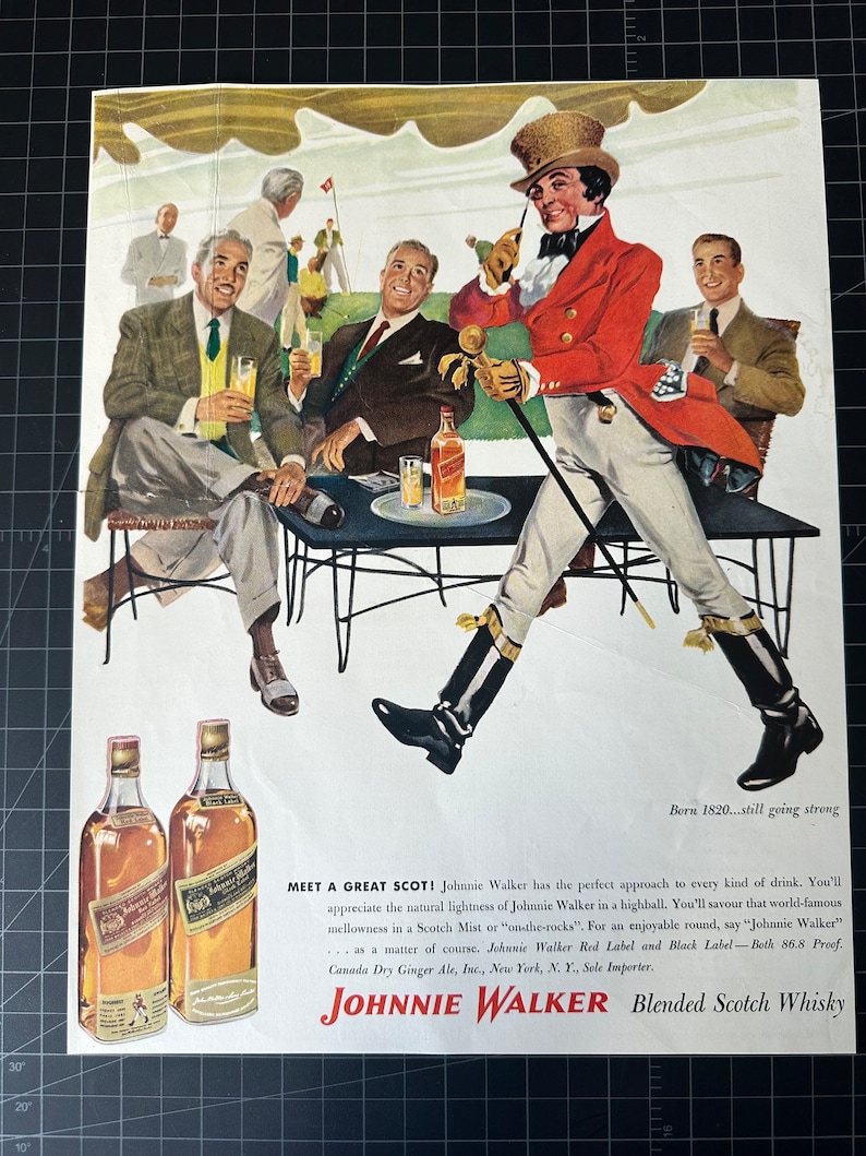 Może przedstawiać: Winietkowa reklama z epoki dla Johnnie Walker Blended Scotch Whisky przedstawiająca grupę mężczyzn w scenerii golfowej. Reklama przedstawia mężczyznę w czerwonym płaszczu i cylindrze trzymającego laskę. Tekst głosi: "Poznaj prawdziwego Szkota! Johnnie Walker ma idealne podejście do każdego rodzaju napoju. Docenisz naturalną lekkość Johnnie Walker w highballu. Poczujesz ten światowej sławy aksamitny smak w Scotch Mist lub "on-the-rocks". Dla przyjemnej rundy powiedz "Johnnie Walker"... jak to naturalne. Johnnie Walker Red Label i Black Label - Oba 86,8 Proof. Canada Dry Ginger Ale, Inc., Nowy Jork, N.Y., Wyłączny importer. Johnnie Walker Blended Scotch Whisky"
