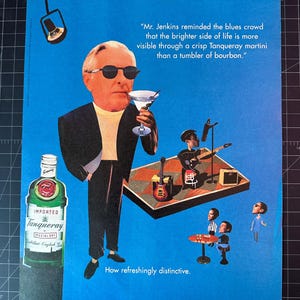 Op de afbeelding: Een vintage advertentie voor Tanqueray gin met een cartoonman in pak die een martini-glas vasthoudt. De tekst luidt: "Mr. Jenkins herinnerde de blues-menigte eraan dat de zonnige kant van het leven beter zichtbaar is door een frisse Tanqueray martini dan door een glas bourbon." De advertentie toont ook een fles Tanqueray gin en een band die op een podium speelt.