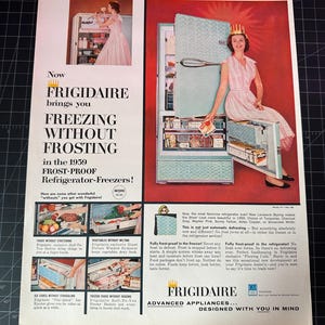 Pode incluir: Anúncio vintage de frigoríficos Frigidaire de 1959. Apresenta um modelo turquesa com uma mulher de vestido rosa. O texto destaca "Freezing Without Frosting" e "Frost-Proof Refrigerator-Freezers!"