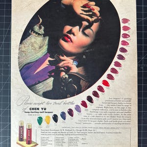 Può includere: Pubblicità vintage per lo smalto per unghie a lunga durata Chen Yu. L'immagine presenta una donna con rossetto e unghie rosse, circondata da campioni di colore di smalto per unghie. Il testo recita "Si prega di accettare due flaconi di prova."