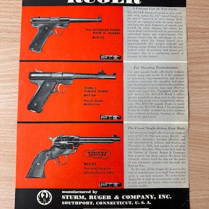 K&ouml;nnte beinhalten: Vintage Werbeanzeige f&uuml;r Schusswaffen von Ruger. Die Anzeige zeigt Abbildungen von drei Modellen: einem Standardmodell, einem Mark I Target Model und einem Single-Six Revolver. Text beschreibt Funktionen und Preise. Ma&szlig;e in cm.