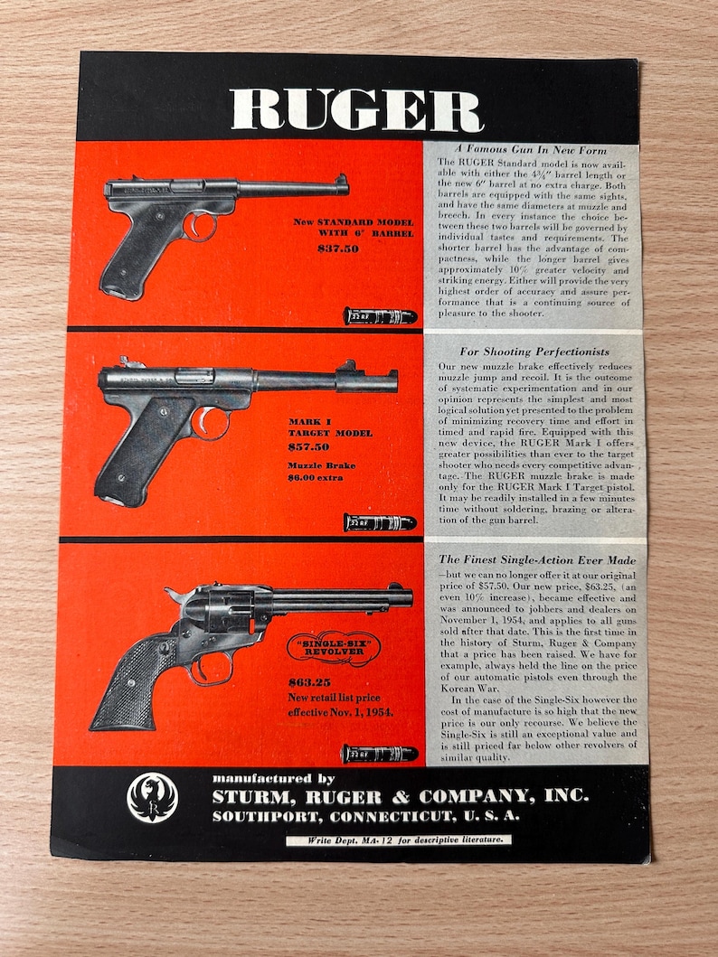 K&ouml;nnte beinhalten: Vintage Werbeanzeige f&uuml;r Schusswaffen von Ruger. Die Anzeige zeigt Abbildungen von drei Modellen: einem Standardmodell, einem Mark I Target Model und einem Single-Six Revolver. Text beschreibt Funktionen und Preise. Ma&szlig;e in cm.