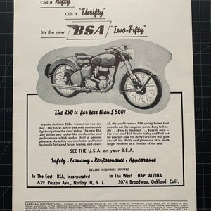 Pode incluir: Um anúncio vintage em preto e branco para uma motocicleta BSA. O anúncio apresenta uma foto da motocicleta e o texto "Call it "Nifty"...Call it "Thrifty"...It's the new BSA "Iwa-Fifty"...The 250 cc for less than $500!" O anúncio também inclui informações sobre as características e o desempenho da motocicleta, bem como as informações de contato do fabricante.
