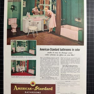 Può includere: Pubblicità vintage per bagni American-Standard. L'immagine mostra un bagno con pareti verdi, un WC e un lavandino rosa e una donna con un vestito rosa. L'annuncio promuove accessori coordinati e aggiornamenti facili.