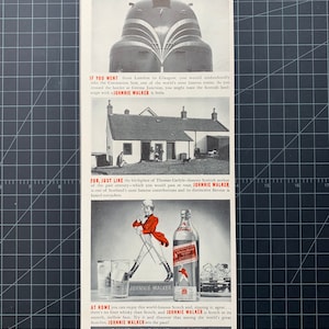 K&ouml;nnte beinhalten: Vintage Werbeanzeige f&uuml;r Johnnie Walker Scotch Whisky. Die Anzeige zeigt Bilder eines Zuges, eines schottischen Cottages und eines Mannes in einem roten Mantel. Der Text enth&auml;lt "Johnnie Walker" und Produktbeschreibungen.