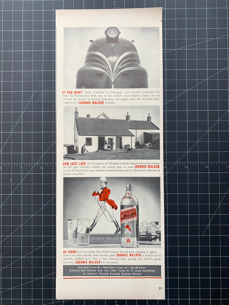 K&ouml;nnte beinhalten: Vintage Werbeanzeige f&uuml;r Johnnie Walker Scotch Whisky. Die Anzeige zeigt Bilder eines Zuges, eines schottischen Cottages und eines Mannes in einem roten Mantel. Der Text enth&auml;lt "Johnnie Walker" und Produktbeschreibungen.
