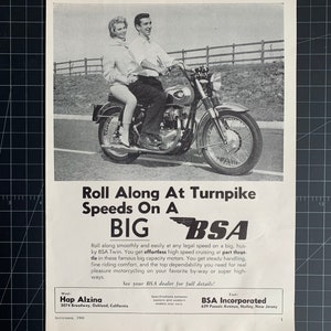 Pode incluir: Um anúncio vintage em preto e branco para uma motocicleta BSA. O anúncio mostra um casal a andar de motocicleta numa estrada pavimentada. O texto diz "Roll Along At Turnpike Speeds On A BIG BSA".