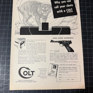 Könnte beinhalten: Vintage-Werbung für eine Colt Woodsman Pistole. Die Schwarz-Weiß-Anzeige zeigt eine Zeichnung einer knurrenden Katze, den Text "Why you can call your shots with a COLT" und detaillierte Spezifikationen für das Sport Model Woodsman.