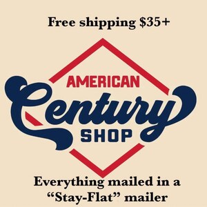 K&ouml;nnte beinhalten: Logo f&uuml;r den American Century Shop mit marineblauem und rotem Text auf cremefarbenem Hintergrund. Die W&ouml;rter "AMERICAN" und "SHOP" sind rot, w&auml;hrend "Century" marineblau ist. Der Text "Everything mailed in a "Stay-Flat" mailer" steht unter dem Logo.