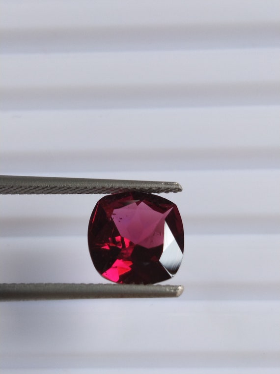 Grenat Rhodolite Naturel 2.77 Carats - Coupe Ovale, Couleur Rouge, Clarté VS1, Qualité AAA