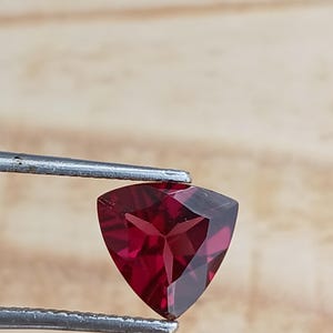 AAA Rhodolite Garnet: Pinkish Red Trillion Cut Gemstone, 2.5 Carat