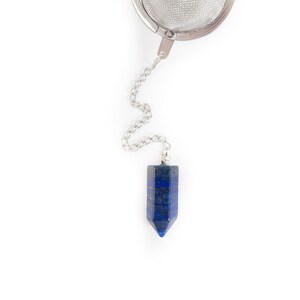 以下が含まれることがあります： チェーンと青いラピスラズリクリスタルペンダントが付いたシルバーのティーインフューザー