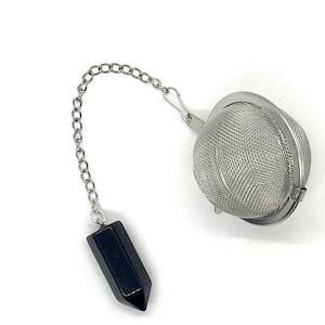 以下が含まれることがあります： チェーンに黒い黒曜石のクリスタルが付いた銀製のティーインフューザー。インフューザーはボール型で、細かいメッシュになっています。
