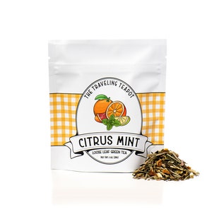 Könnte beinhalten: Ein weißer Beutel mit einem gelben und weißen Karomuster. Der Beutel hat ein Etikett mit der Aufschrift "The Traveling Teapot" und "Citrus Mint Loose Leaf Green Tea Net Wt: 1 oz (28g)". Das Etikett zeigt auch eine Cartoon-Illustration einer Zitrusfrucht und Minzblättern.